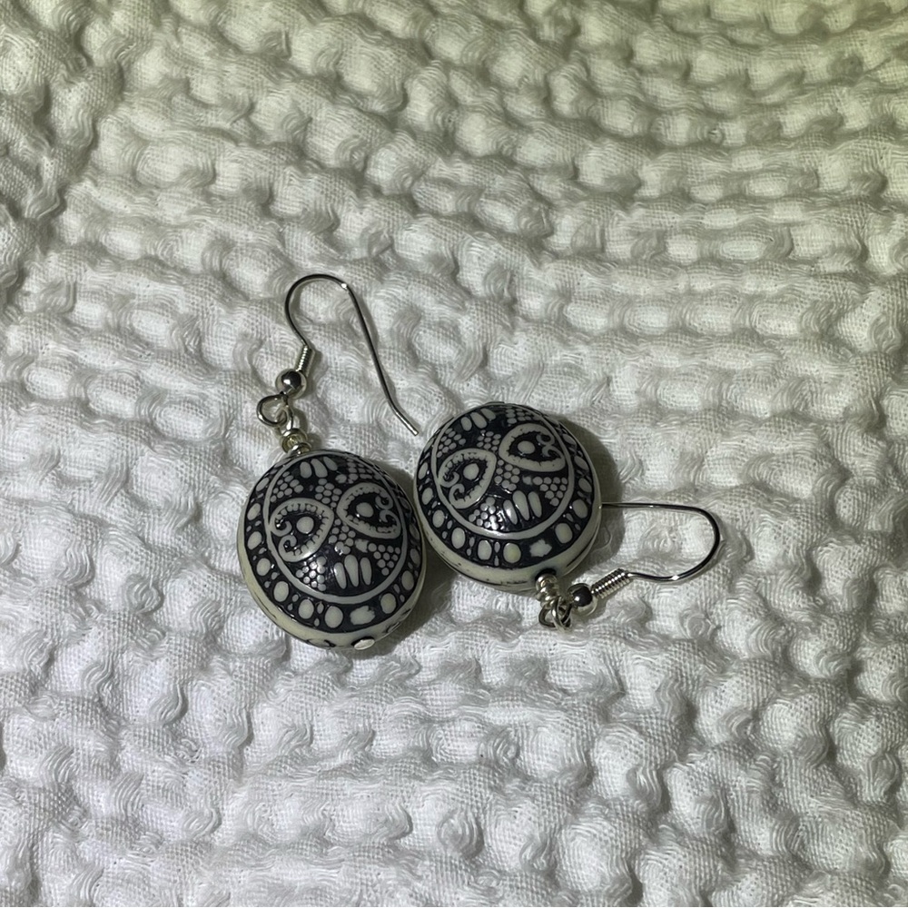Beautiful black and white homemade design earrings!!🖤🤍